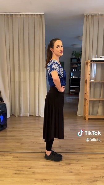 Pojď se se mnou naučit poskočnou točku o půl Začneme jednoduše – otočkou o půl. 👉 Je to úplný základ, pokud se chceš naučit správně točit v lidovém tanci. Toto je jen začátek. Příště navážeme a ukážu ti, jak přejít na točku o celou. Dej mi vědět, jak ti to šlo! ❤️