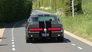 Ford Mustang GT500 insane acceleration on narrow city street