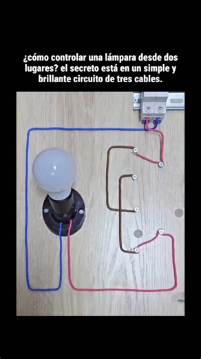 Mundo Tecnologia on Instagram: "Imaginen un corredor largo o una escalera entre pisos. Qué conveniente sería encender la luz en un extremo y apagarla en el otro. Esta idea se hace realidad con un interruptor de tres vías (esquema de paso). Sin magia — solo lógica eléctrica bien pensada y muy simple. El sistema usa dos interruptores especiales conectados por tres cables: uno común y dos llamados "viajeros". Cada interruptor no solo abre el circuito, sino que cambia el contacto entre estos dos cab