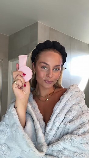 Achieve a Perfect Glowy Base with Bronzy Finish