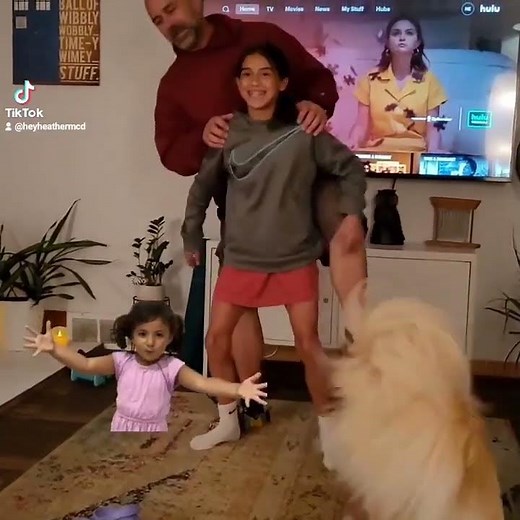 #liftcarry | Strong small girl gives piggybackride to heavy old man | #stronggirl #piggyback