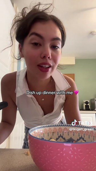 Nom nom 🍝 my food is usually more interesting than this I promise #dishupdinnerwithme #dishupdinner