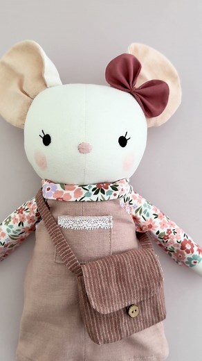 My mouse pattern is one of my most popular patterns, and I love seeing all the different colour mice you make with it! They look sweet and adorable in every colour! 🐭 I’ve made a white one and dressed it in the shirt, shoes and socks from the elephant pattern, paired with the pinafore from the pattern hack guide, and finished with the bow from the bear pattern 🎀 I’ve also added a little messenger bag to complete the outfit✨ If you’d like to make a handmade mouse doll for someone special you ca