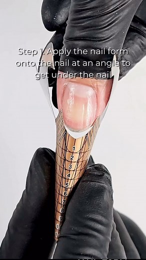 Get the BEST results with nail forms 💅🔥 Nail forms are a great tool for creating long, even extensions, but are you applying them correctly? Here’s our quick list of tips for using nail forms correctly — read through to see how you can improve your nail form game. 1. Directly wrap the nail form around the finger, making sure it’s snug and secure behind the nail. Don’t forget to slightly pinch to tighten the form. 2. Point the nail down to check that the nail form is applied straight. This is i