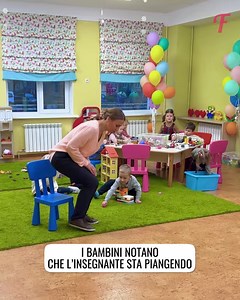 1.4M views · 10K reactions | Scena emozionante quando i bambini mostrano gentilezza alla loro insegnante sconvolta | La vita è bella | Facebook