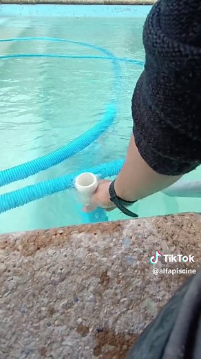 Nettoyage piscine avec passage balai à l'égout