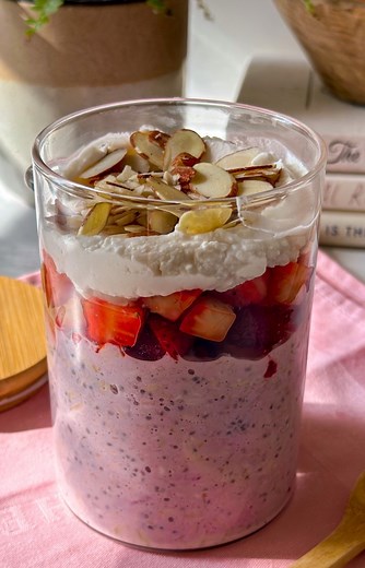 these are seriously a game changer. Strawberry shortcake for breakfast? I think so! 🍰🫙The perfect vegan, gluten free (& refined sugar free!) meal prep to start your day! 📌 RECIPE & LINK TO MY JARS IN COMMENTS #Breakfast #easyrecipe #healthyrecipes #oats #overnightoats #veganrecipes #dairyfree #glutenfree | Justine Cooks Vegan