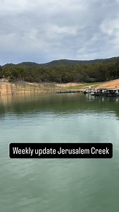 Calm before the storm this Christmas 🎄 Glass-out water. Jerusalem Creek holding its breath — because once Christmas hits, the chaos rolls in. If you know, you know. 📍 Lake Eildon 📞 0459 027 908 🌐 lakeeildonhouseboats.com.au | Lake Eildon Houseboats