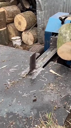 Manual Log Splitting Techniques for Backyard Projects
