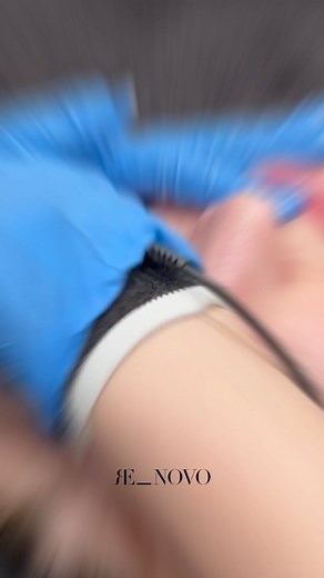 The Cell Core delivers 16 specific wavelengths to the skin, inducing up to 64 million cell vibrations per second! 😳 These vibrations cause cells to start ‘exercising’ themselves to produce healthy cells. The Cell Core includes 4 different devices designed to work on different skin issues, the one here is: ✅ Glove Care: moisturizing, muscle relaxation, and circulation 🧤Wavelength gloves are worn while the face is massaged by hand. Releases lymph node waste, relaxes the muscles and improves bloo