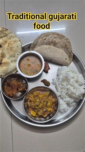 Homemade Gujarati Food in Today’s Dinner |Traditional Gujarati Thali(દાળ, ભાત,શાક,રોટલા,અથાણું,પાપડ)
