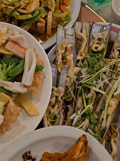 Looking for a family-friendly Asian restaurant in Montreal? Tong Por is the perfect place for birthdays, gatherings, and special occasions 🍽️ From fresh razor clams to Fortune fried rice, melt-in-your-mouth beef with broccoli, and the crispy taro bird nest with seafood, every dish was made to be shared and enjoyed together. The rotating tables make it even more fun for the whole family. They even surprised us with a cute custom dessert for my mom’s birthday 🐻🎂 If you’re planning a family dinn