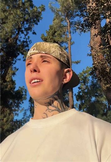 I didn’t decenter romance until my 30s .. trust when you get to this mindset, you’ll wish you did sooner 😅 #jkiillem #wlw #lesbiansoftiktok #trending #decenterromance