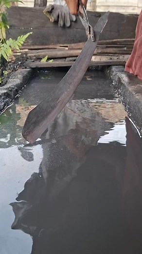 141K views · 412 reactions |  How the old blacksmith sinks a long knife. #blacksmith #old #knife #art #expert #skill #steel #iron #spring #car #key #bolt #pliers #hammer #crowbar #hoe #farmer | Sulci Anza | Facebook