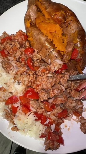 This easy ground turkey over white rice only takes a few ingredients, and by using my @Honeysuckle White ground turkey, it's my new favorite dish #ad #imyourmomnow #5ingredienttakeover