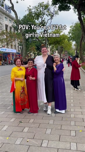 Every stare I get, I meet with a smile, and before you know it, the differences between us are dissolving! Come along with me in the heartbeat of Hanoi’s Old City, where the streets never sleep, the energy never slows and the food is top notch! 🇻🇳❤️