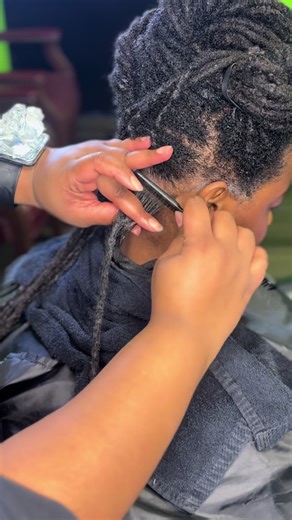 A Comb Loc Retwist 🫶🏽 … Do you have a preferred method when it comes to retwisting locs? 💕 … Book A Loc Retwist With Me Via The Booksy App. (Use The Link In My Bio) @stylezbyzah ✅ … #locs #valocs #valoctician #757locs #757loctician