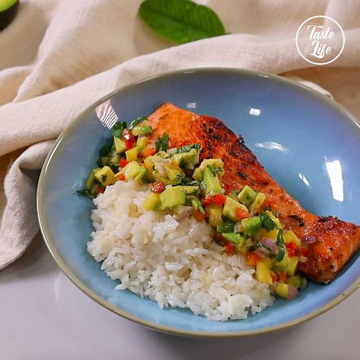 The lime salmon steak with mango salsa and coconut-infused rice is a must-try!😋🐟🥭 Recipe: https://www.tasteshow.com/product/lime-salmon-with-avocado-mango-salsa-served-with-coconut-rice_32073.html | Taste Life
