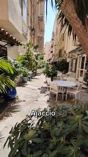 Visite d'Ajaccio lors de notre Road trip en Corse. Nous passons deux jours sur Ajaccio, pour pouvoir faire le tour de la ville et de profiter de ses plages. Sur Ajaccio, nous visitons entre autre : La citadelle. Sa construction a démarré en 1492 par les Génois. Elle a l’avantage défensif, d’avoir trois côtés donnant sur la mer. Elle a été remaniée et renforcée plusieurs fois. La Maison Bonaparte, musée consacré a la famille Bonaparte qui est la maison natale de l’Empereur. Il retrace les différe