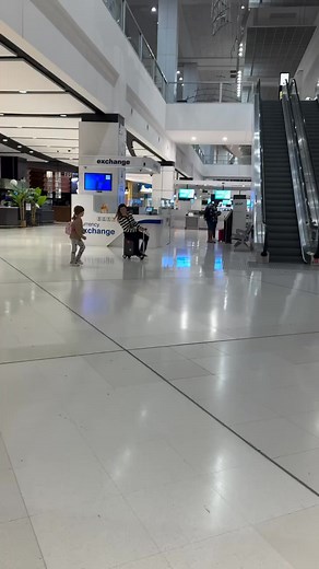 ✨ Voyagez plus malin. Amusez-vous davantage. Stress zéro. ✨ Des balades en famille au parc aux voyages en avion sans tracas, l’Airwheel SE3SL est votre compagnon de voyage tout-en-un. . ✅ Plaisir en famille, partout où vous allez ✅ Taille cabine standard ✈️ (36 cm × 23,6 cm × 53 cm) ✅ Batterie amovible pour un embarquement facile ✅ Cadenas TSA pour une tranquillité d’esprit ✅ La valise électrique la plus légère – jusqu’à 15 % plus légère (6,8 kg) ✅ Structure auto-bloquante avec verrouillage auto