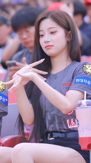 매력적인 치어리더 이주은의 화려한 손놀림