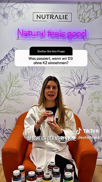 Vitamin D3 ohne K2 einzunehmen ist wie ein Auto ohne Lenkrad 🚗🚫 Warum? Lies unten 👇 1️⃣ Vitamin D3 absorbiert das Calcium, das du zu dir nimmst. 2️⃣ Aber Vitamin K2 ist das GPS, das es zu deinen Knochen und Zähnen leitet 🦴✨. Wenn du D3 allein einnimmst, wird das Calcium zwar absorbiert, kann sich aber dort ablagern, wo es nicht hingehört. Deshalb sollten sie immer zusammen eingenommen werden! 🤝 Wir bei Nutralie machen es dir leicht mit unserer kombinierten D3 K2 Formel, damit dein Körper 10