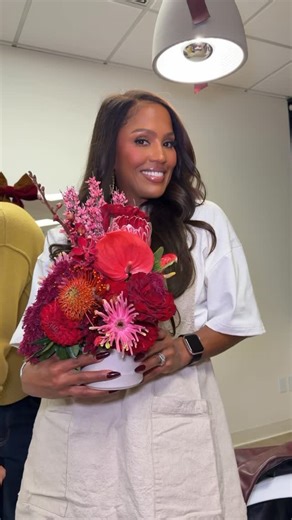 SHAYLA on Instagram: "Did I take a class or did I create a masterpiece…this might be my calling hunni 🌺 Thank you @deziskin & @elcreativo.la @rizoscurls for such a fun experience! #vlog #diy"