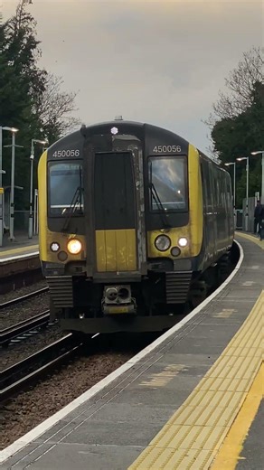 SWR Class 450 Hotshot arriving at Norbiton #southwesternrailway #train #trainspotting #class450