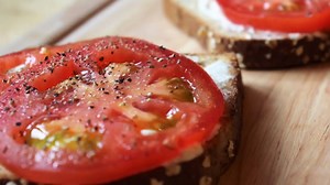 The Right Way to Slice a Tomato Like a Pro