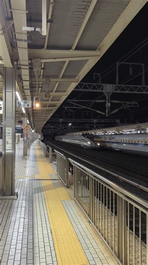 【新幹線】夜の浜松駅を名古屋方面に向けて高速で通過する東海道新幹線