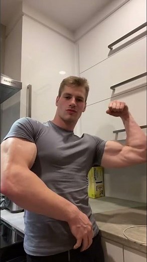 Big Biceps Flexing (patrick leblanc)