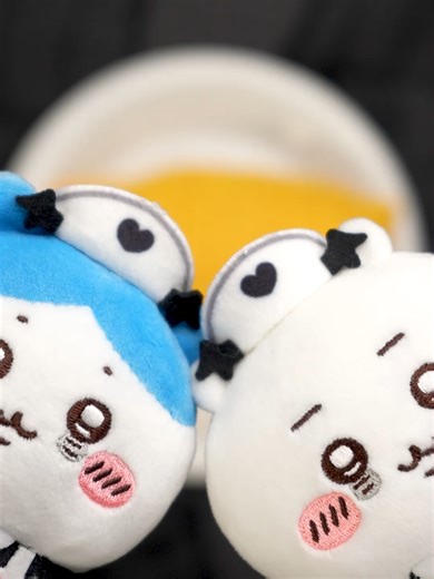ドロォ… ビチャッ みんなで彩る オムライス🥚 ケチャップで飾る ハロウィーン👻 どこからかきこえる ナースコールは コウモリたちの いたずら超音波🦇 豆、大福に バフォメットも🐐 『みんなで仮装なマスコット（全8種）』 ＜単品＞各1,980円(税込) ＜コンプリートセット＞15,840円(税込) 予約期間：5/13(水)18時～5/18(月)正午12時 9月下旬ごろより順次お届け予定です📦 ※予約特典あり🎁 ・単品：ステッカー1枚（全8種より商品に応じた絵柄） ・コンプリートセット：ブランケット1枚＋ステッカー8種 🛒ご予約はプロフィールURLから🛒 #ちいかわ #chiikawa #ちいかわマーケット #予約 #ハロウィン #halloween #マスコット