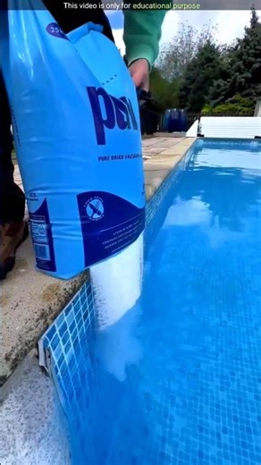 chlorine mix in swimming pool water