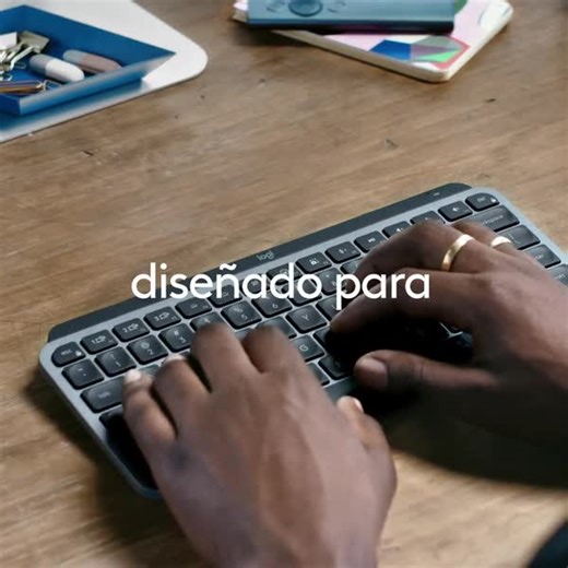 MX Keys Mini es el más inteligente; conserva la energía hasta 10 días con una carga completa, o hasta 5 meses con la retroiluminación desactivada. ¿Estás listx para conocerlo? | Logitech
