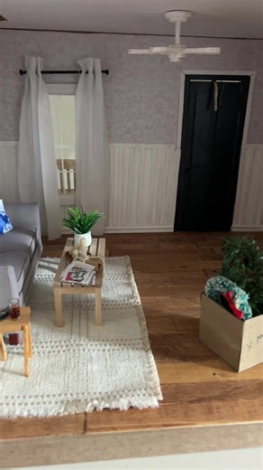 Back in the big house today .. making some new things with all the space I have after I moved the Christmas things! 🏡 #dollhouse #dollhousemakeover #miniature #dollhouseminiatures #mini