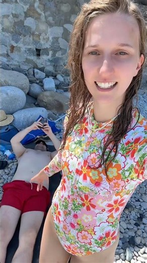 Packt eure Yogamatten ein 🏖️🐚🌊 #yogamatte #strand #elba #couple #chillig