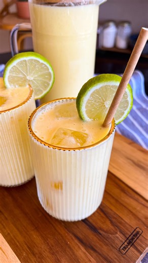 William Machado e Lana Machado | Receitas on Instagram: "Limonada alemã 📌Ingredientes: 4 limões (sem sementes/ sem a pele branca pra não amargar) 400ml de água bem gelada 10 Pedras de gelo 2 mangas 10 pedras de gelo 1 caixa de leite condensado (395g) 📌Modo de preparo: Corte os limões ao meio e tire aquela pelinha branca do miolo de todos. Corte em pedaços e coloque no liquidificador com casca. Adicione as pedras de gelo e bata por 10 a 15 segundos no máximo, é mais que o suficiente para não am