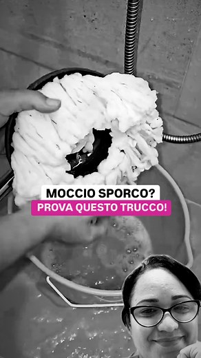 💙 LO SAPEVI? 🧼✨Se la testina del tuo mocio è molto sporca, prova questo metodo semplice! Mettila in una busta di plastica con detersivo per i piatti, bicarbonato e aceto bianco, lasciala in ammollo per 20 minuti e poi lavala in un secchio. Lo sporco verrà via con facilità! 🔥Hai mai provato questo trucco? Scrivimi nei commenti! ⬇️🫧 Flávia Freitas 👔 Professional Organizer #puliziacasa #mociopulito #truccodicasa #soluzionipratiche #casapulita #organizzazionecasa #flaviafreitasorganizer #flavia