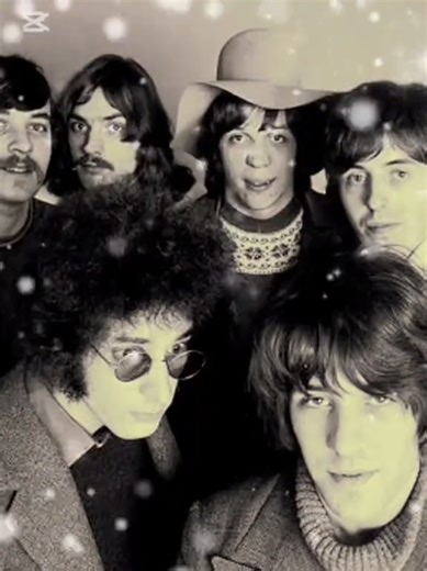 La canción 'A Salty Dog' de Procol Harum es una obra maestra que combina elementos de aventura marítima con una profunda melancolía. La letra nos lleva a un viaje épico a través de mares desconocidos, donde los marineros enfrentan desafíos insuperables y un destino incierto. Un viaje interminable y tortuoso, y la llegada a un puerto de ensueño, sugiriendo un lugar casi celestial, un refugio después de una odisea agotadora. En conjunto, 'A Salty Dog' es una meditación sobre la aventura, la superv