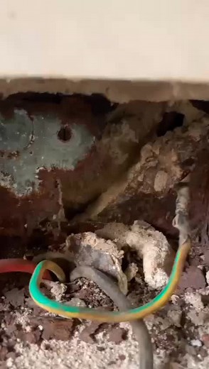 Wagwan, Geng!!! 🔥⚡ Remember when we talked about the implications of using galvanized boxes for conduit wiring? They rust too easily! 😬 Experienced electricians know that the best switch and socket boxes to use are PVC boxes—they last longer and never rust. Dear young electrical technicians, let’s embrace this upgrade! And to all homeowners who buy materials themselves, choosing PVC boxes is essential. The rust on galvanized boxes can lead to electric shocks when plugging in devices. ⚡⚠️ Let’s