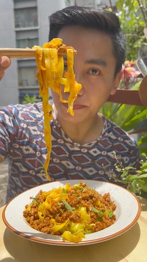 Spicy Chilli Chicken Sikkimese Noodles . Perfect meal for Spicy 🥵food lovers. So do tag and share them. 😍Do save the recipe ❤️🙏🏻Ingredients:Noodles (boil it for 10 mins and drain it immediately and apply some oil)Chicken keema 150gm Home made Chilli garlic oil ( recipe in my profile)Sauce : Add 2 tsp peanut butter ,1 tsp light soya sauce ,1 tsp sesame oil and add little water to mix it . Add this sauce to the keema and cook for 5 mins and check the sauce consistency as required.Garnish with 