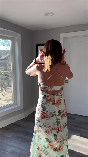 Blooming into the weekend with a backless moment that deserves its own zip code. 🌸✨ The ultimate transition piece for those breezy afternoons that turn into elegant evenings. Snag the link for this floral masterpiece and my favorite neutral heels at the link in my bio! 🥂 #FloralStyle #BacklessDress #EventReady #ShopTheLook My Floral Garden Breakdown • The Dress: I’m wearing a floor-length white maxi dress featuring a vintage-inspired oversized rose print in warm terracotta and sage tones. • Th