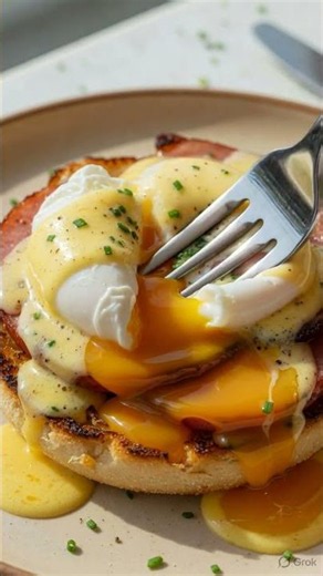 🥚 Classic Eggs Benedict with Hollandaise 🥚