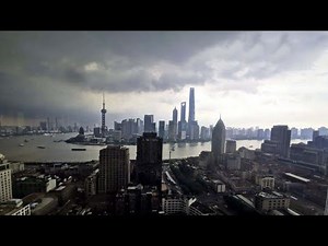 🔴上海天气实况，风起云涌，乌云密布，雷雨频频，✳️上海天气气温21-27℃附近，东南风4-5级，相对湿度95%~60%。午后气温升高、湿度增大，体感变得闷热。🌍