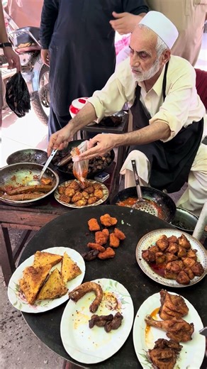 80 Saal Ka Chacha Peshori | Peshawar Ki Sab Se Mashhoor Kaleji | Street Food View #reels #food