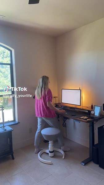 Highly recommend a 'demure' chair that promotes productivity & good posture 👏🏻 #ergify #swopper #bestofficechair #desksetups #desklife #desksetup #ergonomicchair #ergonomicdesign #deskgoals #workfromhome #wfh #officenecessities