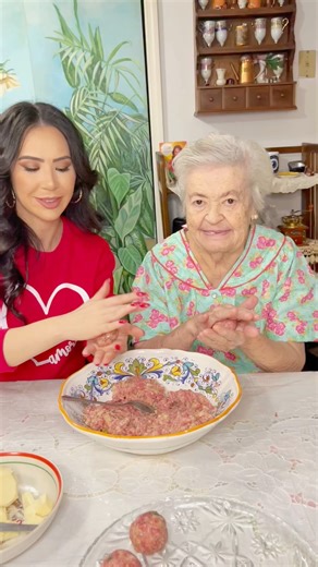 Making Scamorza Stuffed Meatballs with Nonna ❤️🇮🇹👵🏻 Let me know if you want the recipe! | Cooking with Nonna