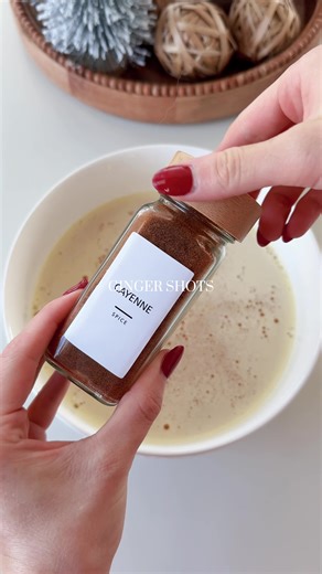 Weekly ginger shots recipe ⬇️🫚🍊 Recipe: 6 oranges Handful of ginger 2 lemons 1 tbsp honey 1 1/2 c coconut water 5 dashes of cayenne pepper 1/4 c lemon pulp 1/4 c orange pulp Blend, strain and enjoy ✨ #gingershot #gingershots #gingershotsrecipe #wellnessshots #healthyrecipes