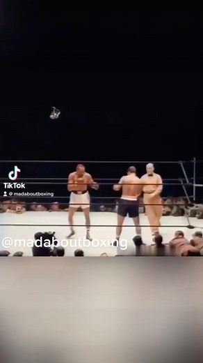 🥊 Rocky Marciano wins the heavyweight title in destructive fashion. He retired from boxing on this day 27th April 1956 and still remains to this day the only undefeated heavyweight champion to retire permanently as just that…the undefeated heavyweight champion of the world #boxing #Marciano #Walcott #heavyweight #champion #madaboutboxing | Mad.aboutboxing