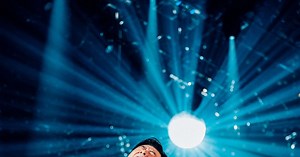 桑田佳祐、最新ライブ映像作品よりソロ屈指の名曲「明日晴れるかな」のライブ映像を公開